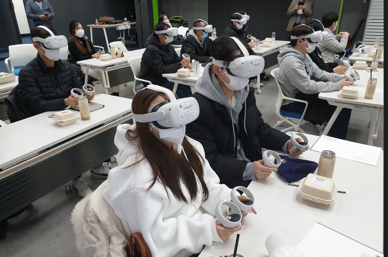 사진2 메타버스를 주제로한 특강에서 메타 퀘스트 장비를 착용하고 특강에 참여했다 