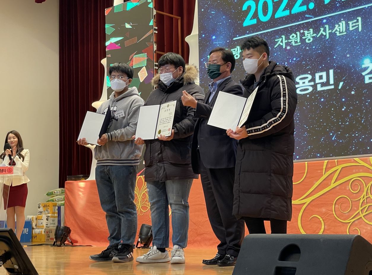 사진1 대전시자원봉사센터이사장상을 받은 기독교사회복지학과 학생들