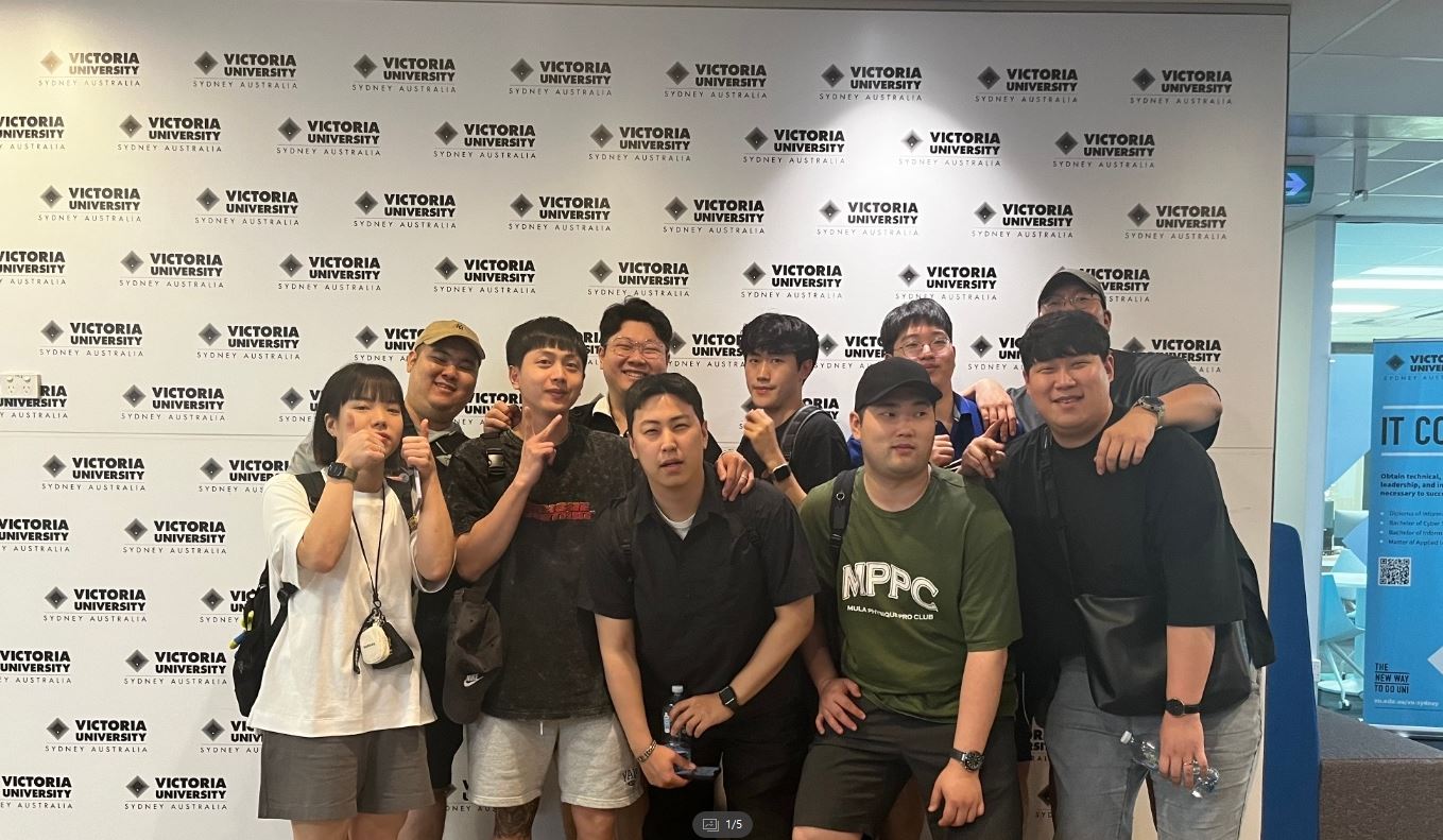 사진2 글로벌셰프를 꿈꾸는 배재대 학생들이 호주 빅토리아대학교에서 기념사진을 촬영했다.