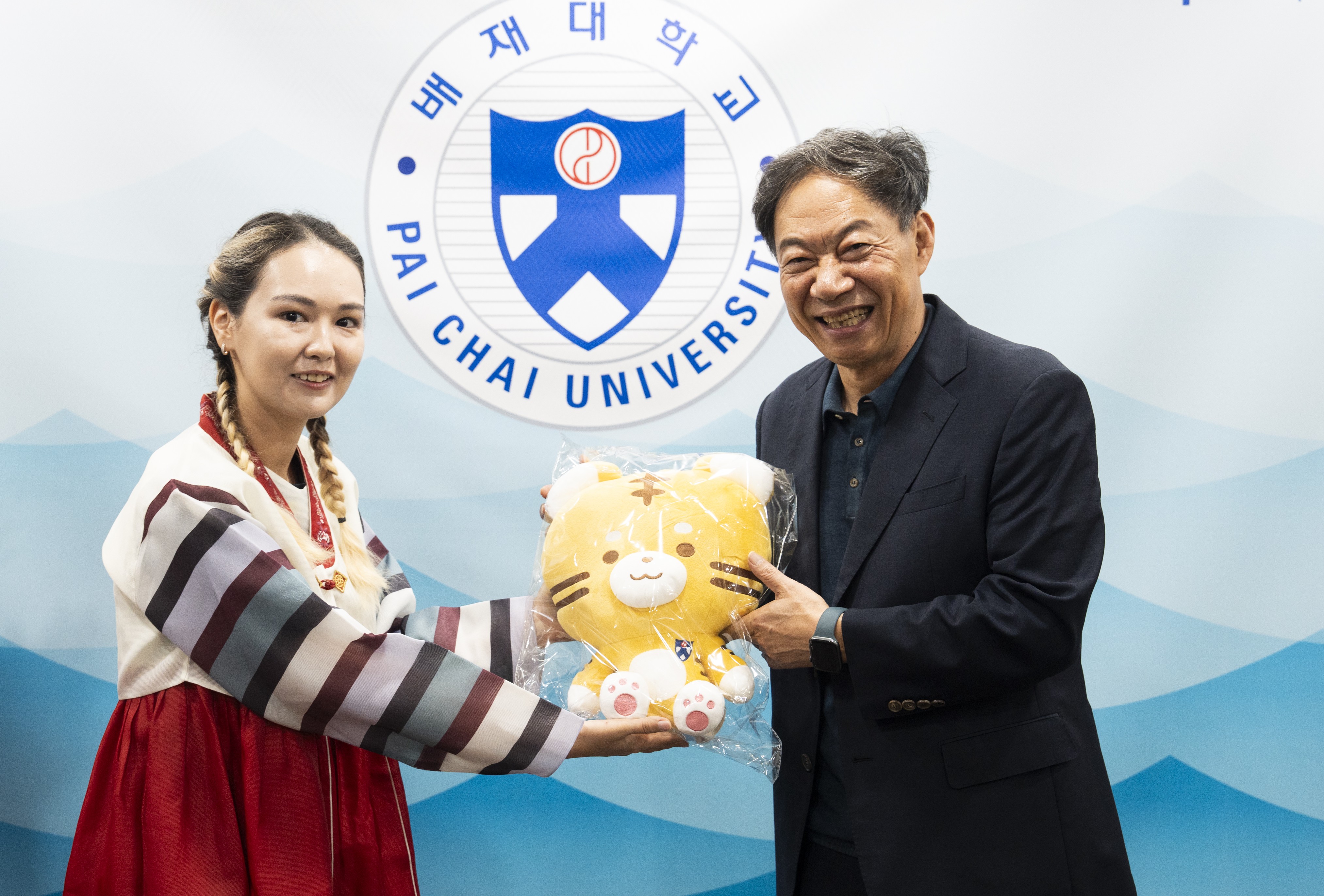 사진1. 배재대 유학생들 김욱 총장과 추석맞이 덕담